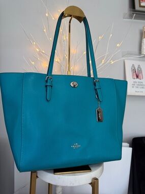 Coach EUC shoulder bag W/ ADJ straps metal hang tag 18 x 11” 5 inch deep